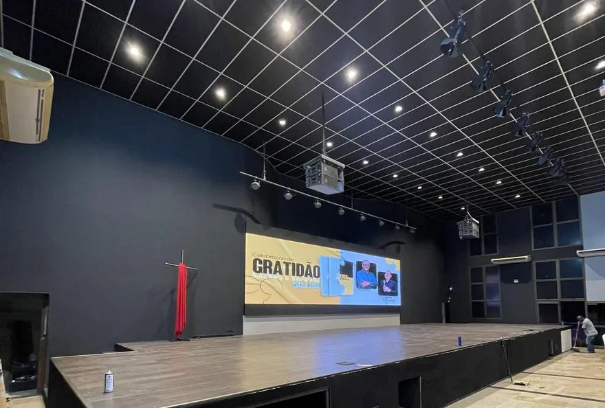 Palco e auditório da Família Pibita durante a execução da obra pela MCL Construtora
