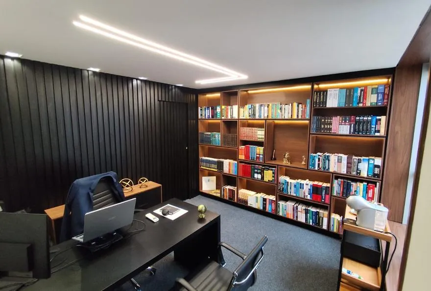 Gabinete executivo com marcenaria sob medida e iluminação embutida executado pela MCL Construtora