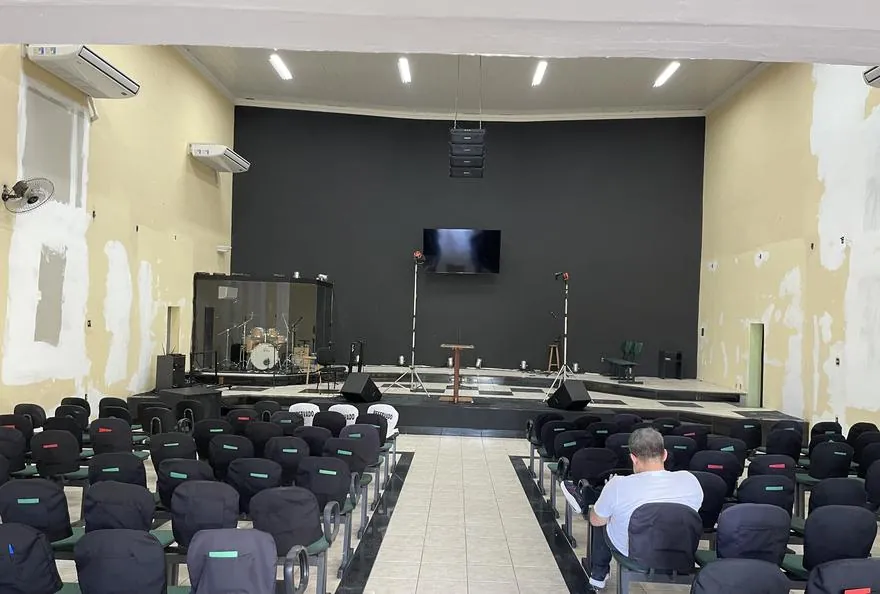 Auditório da Igreja Cris em Nós durante a reforma conduzida pela MCL Construtora